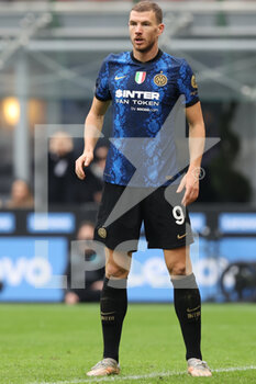 2021-10-31 - Edin Dzeko of FC Internazionale looks on during the Serie A 2021/22 football match between FC Internazionale and Udinese Calcio at Giuseppe Meazza Stadium, Milan, Italy on October 31, 2021 - INTER - FC INTERNAZIONALE VS UDINESE CALCIO - ITALIAN SERIE A - SOCCER