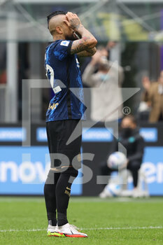 2021-10-31 - Arturo Vidal of FC Internazionale reacts during the Serie A 2021/22 football match between FC Internazionale and Udinese Calcio at Giuseppe Meazza Stadium, Milan, Italy on October 31, 2021 - INTER - FC INTERNAZIONALE VS UDINESE CALCIO - ITALIAN SERIE A - SOCCER