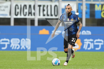 2021-10-31 - Arturo Vidal of FC Internazionale in action during the Serie A 2021/22 football match between FC Internazionale and Udinese Calcio at Giuseppe Meazza Stadium, Milan, Italy on October 31, 2021 - INTER - FC INTERNAZIONALE VS UDINESE CALCIO - ITALIAN SERIE A - SOCCER