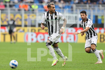 2021-10-31 - Roberto Pereyra of Udinese Calcio in action during the Serie A 2021/22 football match between FC Internazionale and Udinese Calcio at Giuseppe Meazza Stadium, Milan, Italy on October 31, 2021 - INTER - FC INTERNAZIONALE VS UDINESE CALCIO - ITALIAN SERIE A - SOCCER
