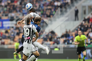 2021-10-31 - Nicolò Barella of FC Internazionale fights for the ball against Samir of Udinese Calcio and Jens Stryger Larsen of Udinese Calcio during the Serie A 2021/22 football match between FC Internazionale and Udinese Calcio at Giuseppe Meazza Stadium, Milan, Italy on October 31, 2021 - INTER - FC INTERNAZIONALE VS UDINESE CALCIO - ITALIAN SERIE A - SOCCER