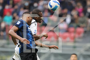 2021-10-31 - Denzel Dumfries of FC Internazionale fights for the ball against Samir of Udinese Calcio during the Serie A 2021/22 football match between FC Internazionale and Udinese Calcio at Giuseppe Meazza Stadium, Milan, Italy on October 31, 2021 - INTER - FC INTERNAZIONALE VS UDINESE CALCIO - ITALIAN SERIE A - SOCCER