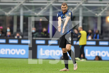 2021-10-31 - Edin Dzeko of FC Internazionale reacts during the Serie A 2021/22 football match between FC Internazionale and Udinese Calcio at Giuseppe Meazza Stadium, Milan, Italy on October 31, 2021 - INTER - FC INTERNAZIONALE VS UDINESE CALCIO - ITALIAN SERIE A - SOCCER