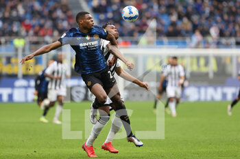 2021-10-31 - Denzel Dumfries of FC Internazionale fights for the ball against Destiny Udogie of Udinese Calcio during the Serie A 2021/22 football match between FC Internazionale and Udinese Calcio at Giuseppe Meazza Stadium, Milan, Italy on October 31, 2021 - INTER - FC INTERNAZIONALE VS UDINESE CALCIO - ITALIAN SERIE A - SOCCER