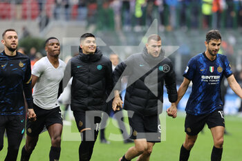 2021-10-31 - Joaquin Correa of FC Internazionale, Edin Dzeko of FC Internazionale celebrate the victory at the end of the match during the Serie A 2021/22 football match between FC Internazionale and Udinese Calcio at Giuseppe Meazza Stadium, Milan, Italy on October 31, 2021 - INTER - FC INTERNAZIONALE VS UDINESE CALCIO - ITALIAN SERIE A - SOCCER