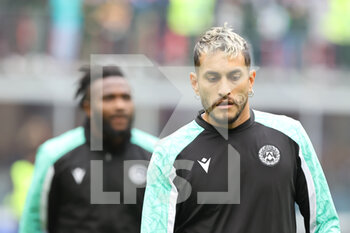2021-10-31 - Roberto Pereyra of Udinese Calcio warms up during the Serie A 2021/22 football match between FC Internazionale and Udinese Calcio at Giuseppe Meazza Stadium, Milan, Italy on October 31, 2021 - INTER - FC INTERNAZIONALE VS UDINESE CALCIO - ITALIAN SERIE A - SOCCER