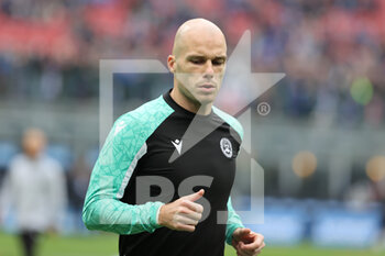 2021-10-31 - Bram Nuytinck of Udinese Calcio warms up during the Serie A 2021/22 football match between FC Internazionale and Udinese Calcio at Giuseppe Meazza Stadium, Milan, Italy on October 31, 2021 - INTER - FC INTERNAZIONALE VS UDINESE CALCIO - ITALIAN SERIE A - SOCCER