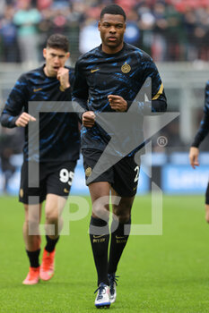 2021-10-31 - Denzel Dumfries of FC Internazionale warms up during the Serie A 2021/22 football match between FC Internazionale and Udinese Calcio at Giuseppe Meazza Stadium, Milan, Italy on October 31, 2021 - INTER - FC INTERNAZIONALE VS UDINESE CALCIO - ITALIAN SERIE A - SOCCER