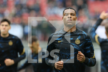 2021-10-31 - Denzel Dumfries of FC Internazionale warms up during the Serie A 2021/22 football match between FC Internazionale and Udinese Calcio at Giuseppe Meazza Stadium, Milan, Italy on October 31, 2021 - INTER - FC INTERNAZIONALE VS UDINESE CALCIO - ITALIAN SERIE A - SOCCER