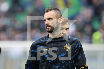 2021-10-31 - Marcelo Brozovic of FC Internazionale warms up during the Serie A 2021/22 football match between FC Internazionale and Udinese Calcio at Giuseppe Meazza Stadium, Milan, Italy on October 31, 2021 - INTER - FC INTERNAZIONALE VS UDINESE CALCIO - ITALIAN SERIE A - SOCCER