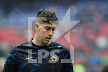2021-10-31 - Alessandro Bastoni of FC Internazionale warms up during the Serie A 2021/22 football match between FC Internazionale and Udinese Calcio at Giuseppe Meazza Stadium, Milan, Italy on October 31, 2021 - INTER - FC INTERNAZIONALE VS UDINESE CALCIO - ITALIAN SERIE A - SOCCER