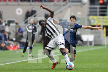 2021-10-31 - Hakan Calhanoglu of FC Internazionale fights for the ball against Jean-Victor Makengo of Udinese Calcio during the Serie A 2021/22 football match between FC Internazionale and Udinese Calcio at Giuseppe Meazza Stadium, Milan, Italy on October 31, 2021 - INTER - FC INTERNAZIONALE VS UDINESE CALCIO - ITALIAN SERIE A - SOCCER