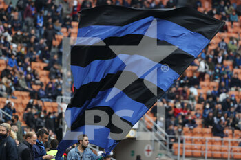 2021-10-31 - A fan waves a giant flag during the Serie A 2021/22 football match between FC Internazionale and Udinese Calcio at Giuseppe Meazza Stadium, Milan, Italy on October 31, 2021 - INTER - FC INTERNAZIONALE VS UDINESE CALCIO - ITALIAN SERIE A - SOCCER