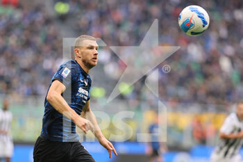 2021-10-31 - Edin Dzeko of FC Internazionale in action during the Serie A 2021/22 football match between FC Internazionale and Udinese Calcio at Giuseppe Meazza Stadium, Milan, Italy on October 31, 2021 - INTER - FC INTERNAZIONALE VS UDINESE CALCIO - ITALIAN SERIE A - SOCCER