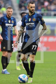 2021-10-31 - Marcelo Brozovic of FC Internazionale in action during the Serie A 2021/22 football match between FC Internazionale and Udinese Calcio at Giuseppe Meazza Stadium, Milan, Italy on October 31, 2021 - INTER - FC INTERNAZIONALE VS UDINESE CALCIO - ITALIAN SERIE A - SOCCER