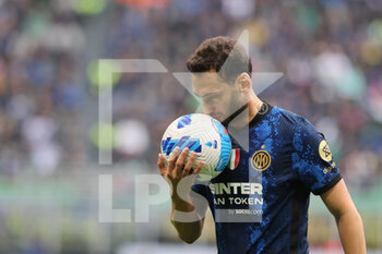 2021-10-31 - Hakan Calhanoglu of FC Internazionale during the Serie A 2021/22 football match between FC Internazionale and Udinese Calcio at Giuseppe Meazza Stadium, Milan, Italy on October 31, 2021 - INTER - FC INTERNAZIONALE VS UDINESE CALCIO - ITALIAN SERIE A - SOCCER