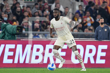 2021-10-31 - Fikayo Tomori (AC Milan)  during the  Italian Football Championship League A 2021/2022 match between AS Roma vs AC Milan at the Olimpic Stadium in Rome  on 31 October  2021. - AS ROMA VS AC MILAN - ITALIAN SERIE A - SOCCER
