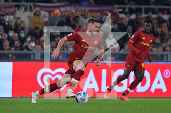 2021-10-31 - Jordan Veretout (AS Roma)  during the  Italian Football Championship League A 2021/2022 match between AS Roma vs AC Milan at the Olimpic Stadium in Rome  on 31 October  2021. - AS ROMA VS AC MILAN - ITALIAN SERIE A - SOCCER