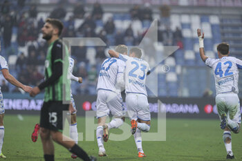 2021-10-31 - Szymon Zurkowski (Empoli) celebrates with his teammates the second goal for Empoli - US SASSUOLO VS EMPOLI FC - ITALIAN SERIE A - SOCCER