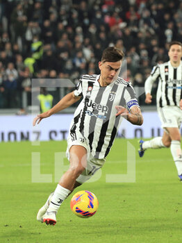 2021-11-06 - Paulo Dybala (Juventus FC) controls the ball - JUVENTUS FC VS ACF FIORENTINA - ITALIAN SERIE A - SOCCER