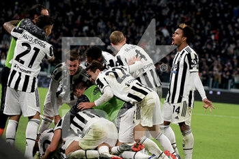 2021-11-06 - The pòayers of Juventus FC celebrates the goal of Juan Guillermo Cuadrado Bello (Juventus FC) - JUVENTUS FC VS ACF FIORENTINA - ITALIAN SERIE A - SOCCER