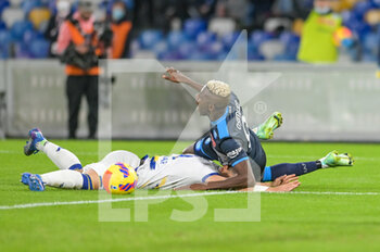 2021-11-07 - Victor Osimhen (9) SSC Napoli 1926 fights for the ball with Miguel Veloso (4) Hellas Verona
 during the Italian soccer Serie A 2021/2022 match SSC Napoli vs Hellas Verona on November 7, 2021 at the Stadium Diego Armando Maradona in Naples, Italy - SSC NAPOLI VS HELLAS VERONA FC - ITALIAN SERIE A - SOCCER