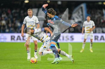 2021-11-07 - Eljif Elmas (7) SSC Napoli 1926 fights for the ball with  Miguel Veloso (4) Hellas Verona during the Italian soccer Serie A 2021/2022 match SSC Napoli vs Hellas Verona on November 7, 2021 at the Stadium Diego Armando Maradona in Naples, Italy - SSC NAPOLI VS HELLAS VERONA FC - ITALIAN SERIE A - SOCCER