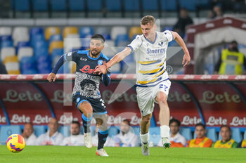 2021-11-07 - Lorenzo Insigne (24) SSC Napoli 1926 cfights for the ball with  Pawel Dawidowicz (27) Hellas Verona during the Italian soccer Serie A 2021/2022 match SSC Napoli vs Hellas Verona on November 7, 2021 at the Stadium Diego Armando Maradona in Naples, Italy - SSC NAPOLI VS HELLAS VERONA FC - ITALIAN SERIE A - SOCCER
