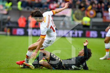 2021-11-07 - Foul of Venezia's Gianluca Busio on Roma's Eldor Shomurodov - VENEZIA FC VS AS ROMA - ITALIAN SERIE A - SOCCER