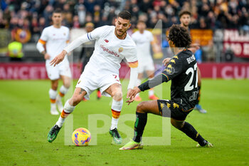 2021-11-07 - Roma's Lorenzo Pellegrini in action against Venezia's Gianluca Busio - VENEZIA FC VS AS ROMA - ITALIAN SERIE A - SOCCER