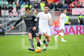 2021-11-07 - Venezia's Pietro Ceccaroni hindered by Roma's Lorenzo Pellegrini - VENEZIA FC VS AS ROMA - ITALIAN SERIE A - SOCCER