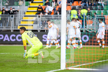 2021-11-07 - Venezia's Sergio Romero reacts after Roma's Tammy Abraham scores a goal - VENEZIA FC VS AS ROMA - ITALIAN SERIE A - SOCCER
