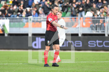 2021-11-07 - The referee of the match Gianluca Aureliano concedes penalty kick to Venezia after the foul on Venezia's Mattia Caldara - VENEZIA FC VS AS ROMA - ITALIAN SERIE A - SOCCER