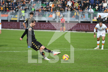 2021-11-07 - Venezia's Mattia Aramu scores a goal on penalty kick - VENEZIA FC VS AS ROMA - ITALIAN SERIE A - SOCCER