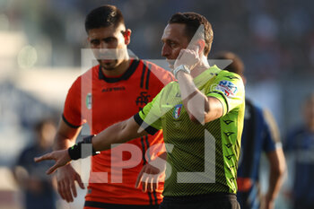 2021-11-20 - The referee Rosario Abisso is called by VAR for a potential penalty on field review - ATALANTA BC VS SPEZIA CALCIO - ITALIAN SERIE A - SOCCER