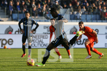2021-11-20 - Duvan Zapata (Atalanta Bergamasca Calcio) penalty kick - ATALANTA BC VS SPEZIA CALCIO - ITALIAN SERIE A - SOCCER