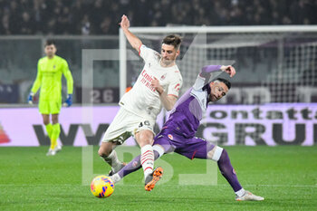 2021-11-20 - Simon Kjaer (Milan) anticipa Jose' Callejon (Fiorentina) - ACF FIORENTINA VS AC MILAN - ITALIAN SERIE A - SOCCER