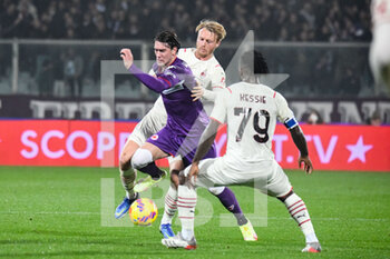 2021-11-20 - Dusan Vlahovic (Fiorentina) tra Milan's Simon Kjaer (Milan) e Frank Kessie (Milan) - ACF FIORENTINA VS AC MILAN - ITALIAN SERIE A - SOCCER