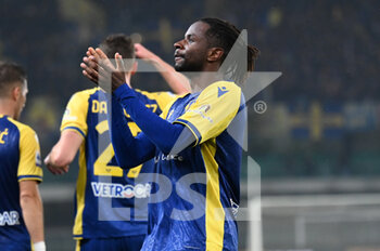 2021-11-22 - Adrien Tameze  (Verona) celebrates the second goal for Verona - HELLAS VERONA FC VS EMPOLI FC - ITALIAN SERIE A - SOCCER