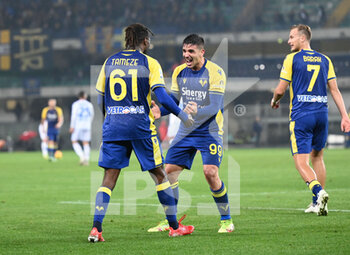 2021-11-22 - Adrien Tameze  and Giovanni Simeone(Verona) celebrate the second goal for Verona - HELLAS VERONA FC VS EMPOLI FC - ITALIAN SERIE A - SOCCER