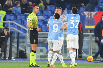 2021-11-20 - ROME, ITALY - November 20 :  Players of SS Lazio gestures after the Referee Marco Guida grants the  penalty  during Italian Serie A soccer match between  SS Lazio and FC Juventus at Stadio Olimpico on November 20,2021  in Rome Italy     - SS LAZIO VS JUVENTUS FC - ITALIAN SERIE A - SOCCER