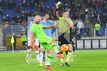 2021-11-20 - ROME, ITALY - November 20 : The Referee Marco Guida gestures the yellow card at Goalkeeper Jose' Manuel Reina  during Italian Serie A soccer match at between  SS Lazio and FC Juventus  Stadio Olimpico on November 20,2021 in Rome Italy - SS LAZIO VS JUVENTUS FC - ITALIAN SERIE A - SOCCER