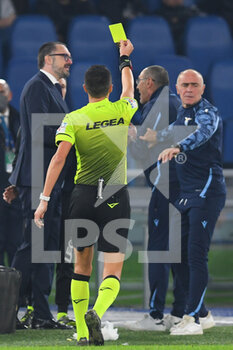 2021-11-20 - ROME, ITALY - November 20 : The Referee Marco Guida gestures the yellow card at coach Maurizio Sarri SS Lazio   during Italian Serie A soccer match at between  SS Lazio and FC Juventus  Stadio Olimpico on November 20,2021 in Rome Italy - SS LAZIO VS JUVENTUS FC - ITALIAN SERIE A - SOCCER