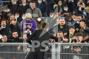 2021-11-20 - ROME, ITALY - November 20 : Federico Chiesa   of FC Juventus give the shirt to a fan during the  Serie A soccer match between   SS Lazio and  FC Juventus at Stadio Olimpico  on November 20,2021 in Rome,Italy - SS LAZIO VS JUVENTUS FC - ITALIAN SERIE A - SOCCER