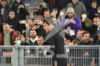 2021-11-20 - ROME, ITALY - November 20 : Federico Chiesa   of FC Juventus give the shirt to a fan during the  Serie A soccer match between   SS Lazio and  FC Juventus at Stadio Olimpico  on November 20,2021 in Rome,Italy - SS LAZIO VS JUVENTUS FC - ITALIAN SERIE A - SOCCER