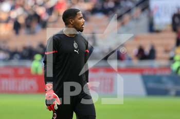 2021-11-28 - Mike Maignan of AC Milan warms up during the Serie A 2021/22 football match between AC Milan and US Sassuolo at Giuseppe Meazza Stadium, Milan, Italy on November 28, 2021 - AC MILAN VS US SASSUOLO - ITALIAN SERIE A - SOCCER