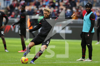 2021-11-28 - Simon Kjaer of AC Milan warms up during the Serie A 2021/22 football match between AC Milan and US Sassuolo at Giuseppe Meazza Stadium, Milan, Italy on November 28, 2021 - AC MILAN VS US SASSUOLO - ITALIAN SERIE A - SOCCER