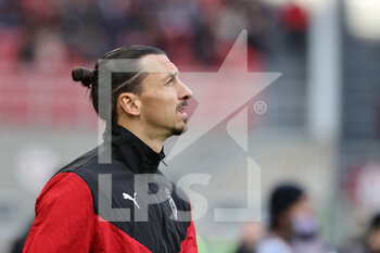 2021-11-28 - Zlatan Ibrahimovic of AC Milan looks on during the Serie A 2021/22 football match between AC Milan and US Sassuolo at Giuseppe Meazza Stadium, Milan, Italy on November 28, 2021 - AC MILAN VS US SASSUOLO - ITALIAN SERIE A - SOCCER