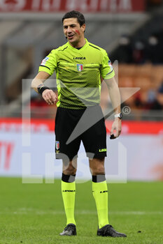 2021-11-28 - Referee Gianluca Manganiello gestures during the Serie A 2021/22 football match between AC Milan and US Sassuolo at Giuseppe Meazza Stadium, Milan, Italy on November 28, 2021 - AC MILAN VS US SASSUOLO - ITALIAN SERIE A - SOCCER