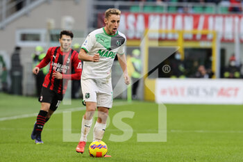 2021-11-28 - Davide Frattesi of US Sassuolo in action during the Serie A 2021/22 football match between AC Milan and US Sassuolo at Giuseppe Meazza Stadium, Milan, Italy on November 28, 2021 - AC MILAN VS US SASSUOLO - ITALIAN SERIE A - SOCCER